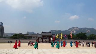 中国游客景福宫偶遇李在明一起合影