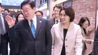 中国游客景福宫偶遇李在明一起合影